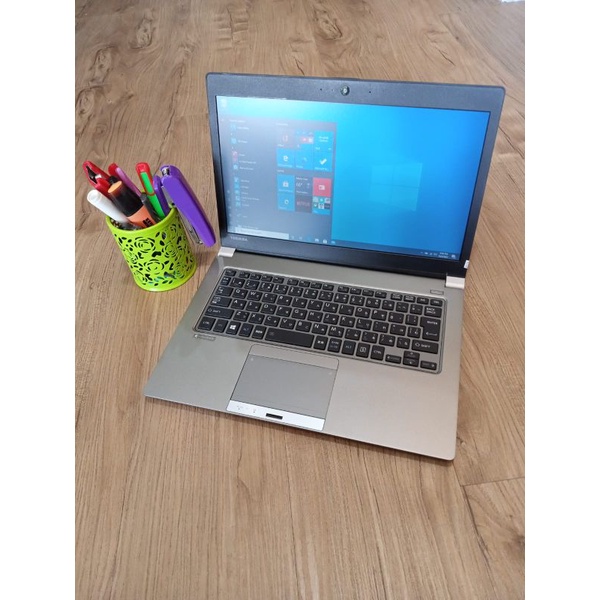 Laptop second Toshiba Dynabook R63 Touchscreen/non-touchscreen core i5 gen 5/4 GB/SSD 128gb Slim