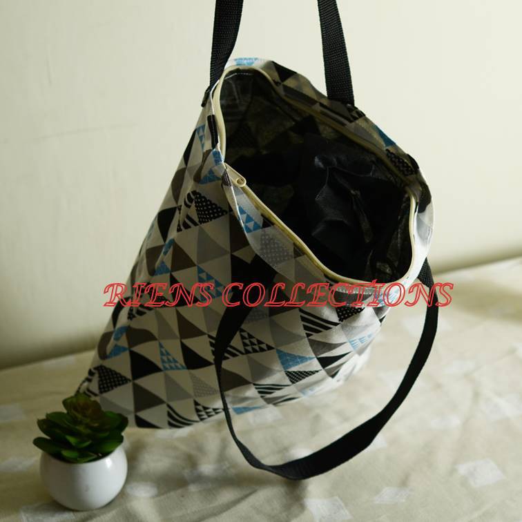 TOTEBAG KANVAS MOTIF SEGITIGA. TAS JOGJA. SOUVENIR JOGJA. Riens Collections