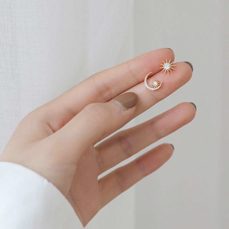 Anting Bentuk Bulan Bintang Asimetris Aksen Zircon Gaya Korea Untuk Wanita