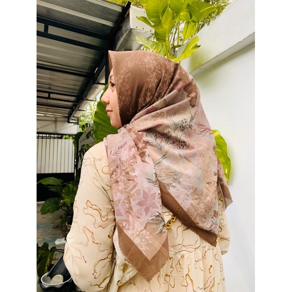 Preloved frozen series wood Buttonscarves