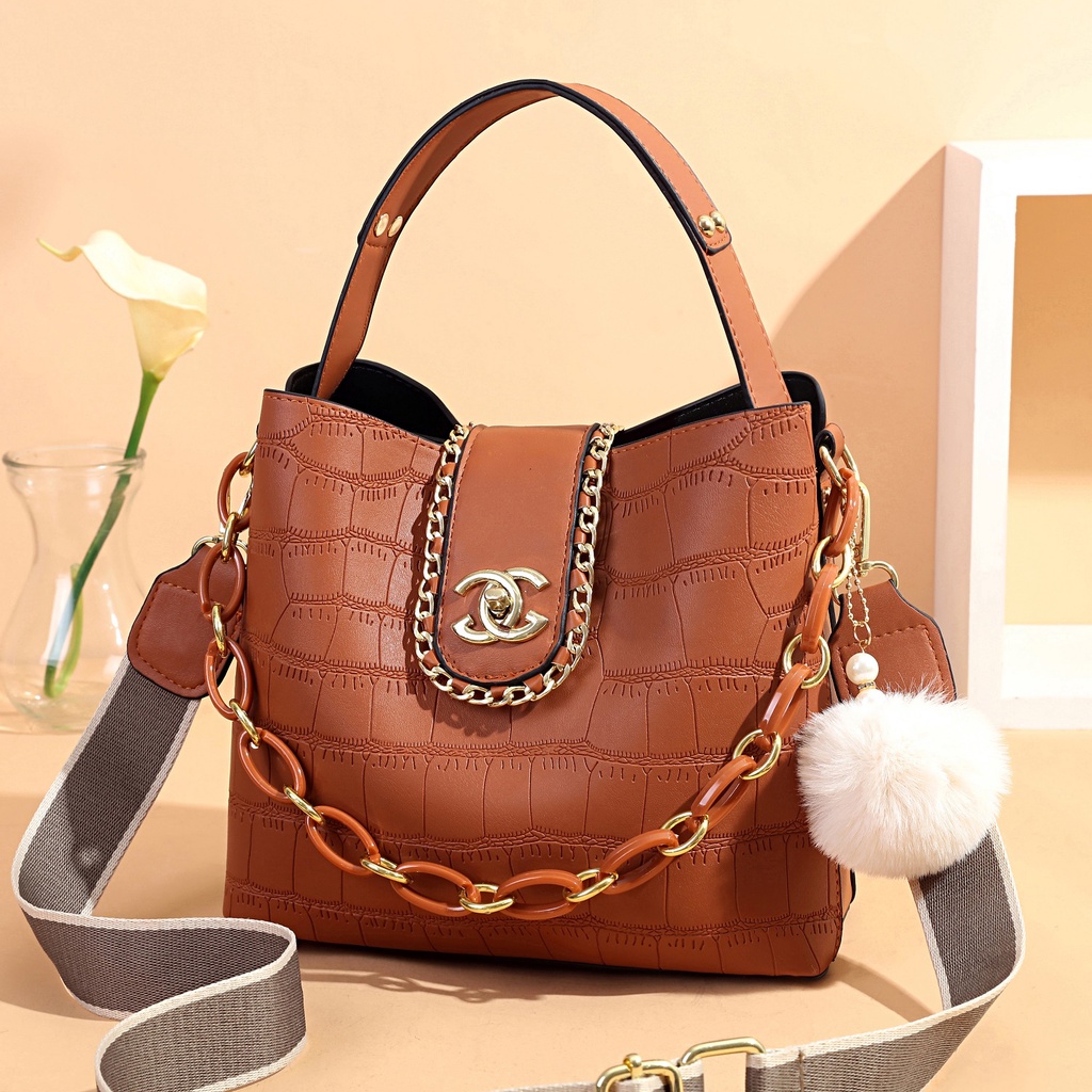 BJ63208 - BEIGE/BLACK/BROWN/GREEN/KHAKI/PINK - TAS JINJING TOTEBAG CC HANDBAG GANTUNGAN POM BULU WANITA FASHION IMPORT MODIS ELEGAN TERMURAH TERLARIS TERBARU BAGSTORE JAKARTA TAS BATAM ZC3208