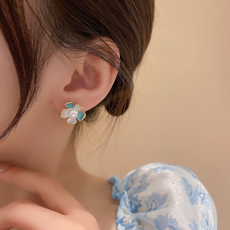 Anting Stud Bentuk Bunga Tiga Dimensi Aksen Mutiara Gaya Vintage Korea