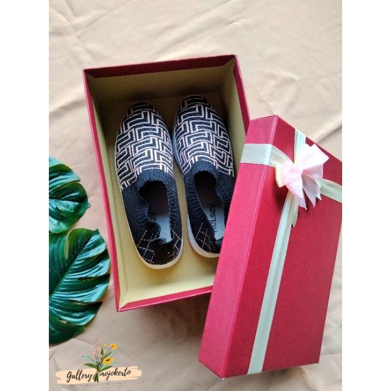 

box kado sepatu