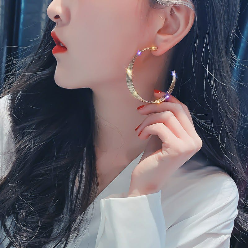 Anting Tusuk Bulat Warna Gold Bahan Metal Elegan