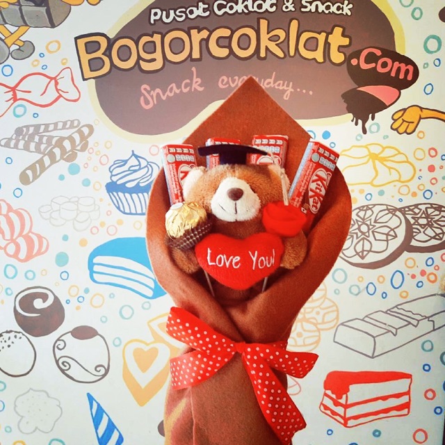 

Kado Wisuda Buket Boneka Teddy KitKat