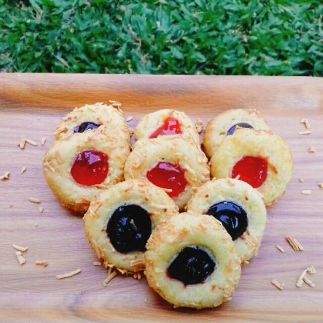 

Thumbprint cookies 250 gr ( strawberry, blueberry, coklat)