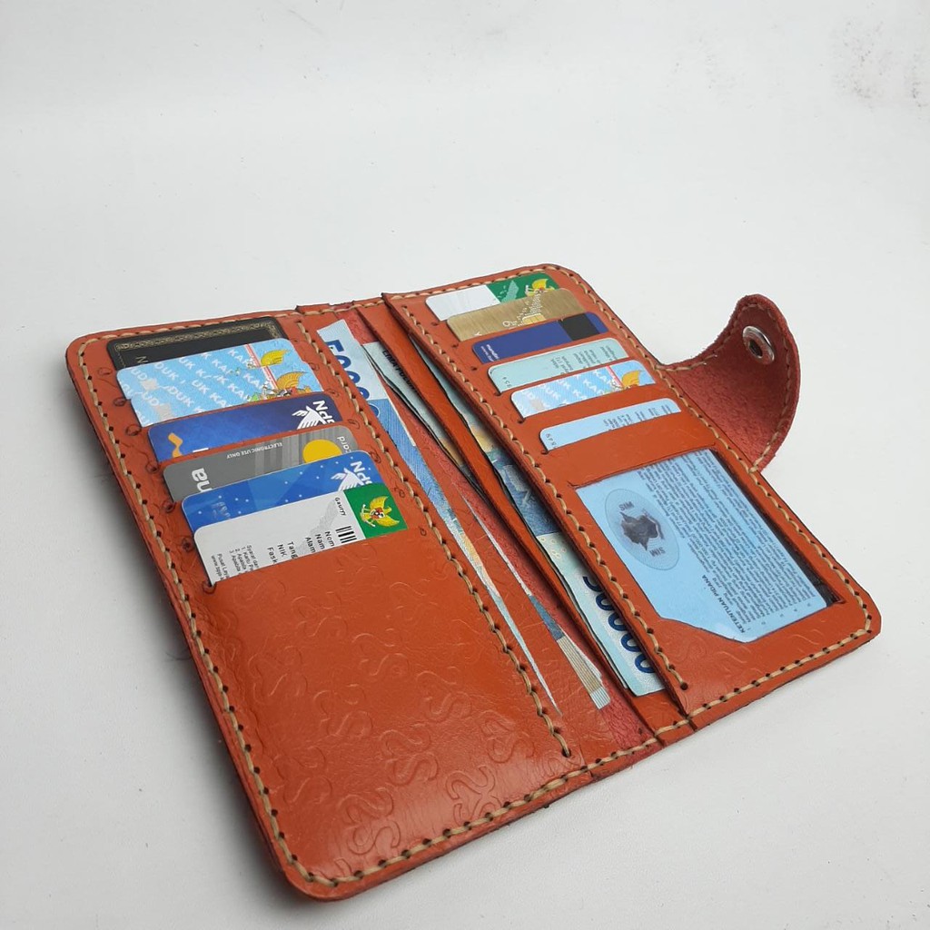 Dompet kulit sapi asli motif handmade memiliki 13 slot dan 4 tempat penyimpanan uang