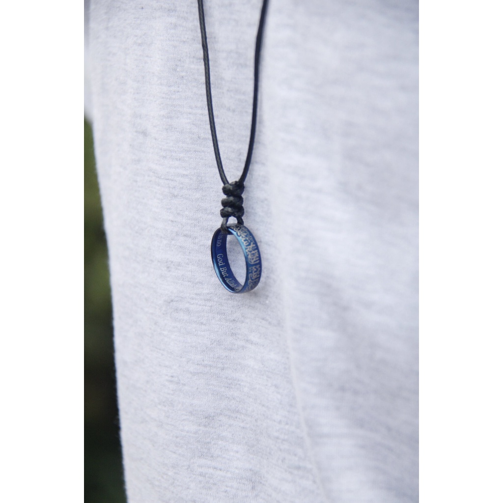 Kalung Pria Keren Liontin Cincin Kalimat Tauhid Stainless Steel Tulisan Arab Warna Biru Anti Karat Luntur Waterproof Adjustable