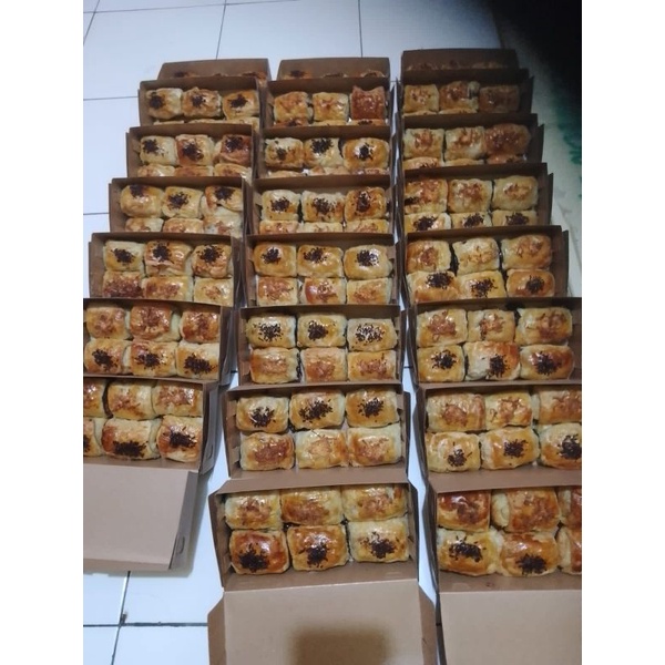 

bolen bandung,pisang coklat lumer & pisang keju,tape keju....per box isi 6,