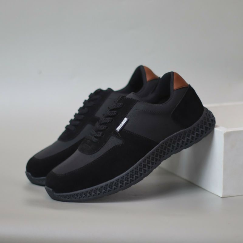 YUCU Sepatu Sneakers Pria Sepatu Pria Casual Kets Sporty Kulit Suede Hitam Kerja Santai Main
