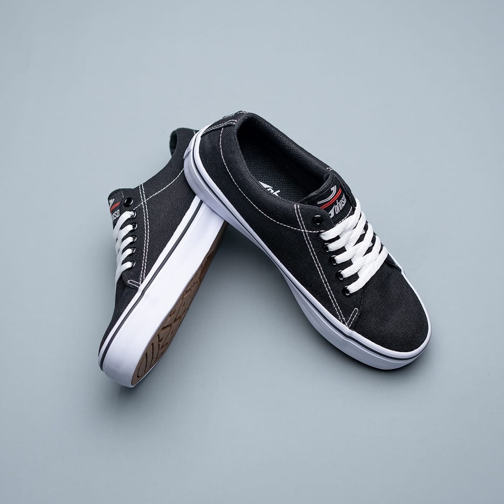 Johnson Aegis Lowcut (LC) Black White