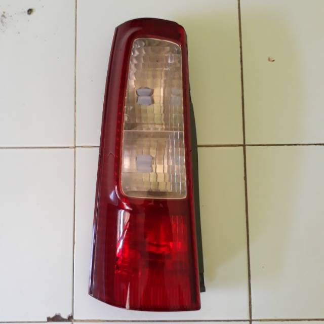 Lampu belakang/stoplamp avanza-senia 2004-2006(kiri)