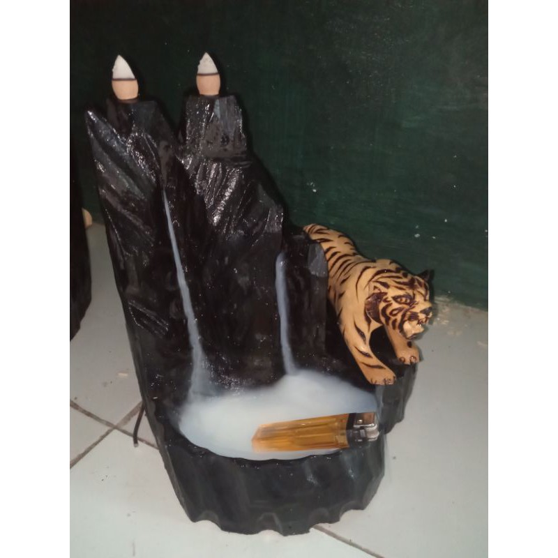 tempat dupa asap ke bawah air terjun macan