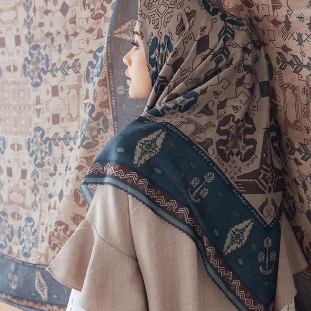 PL preloved vvgc buttonscarves , vanilla hijab , sumba scarf indigo wearing klamby, nirwana scarf hu