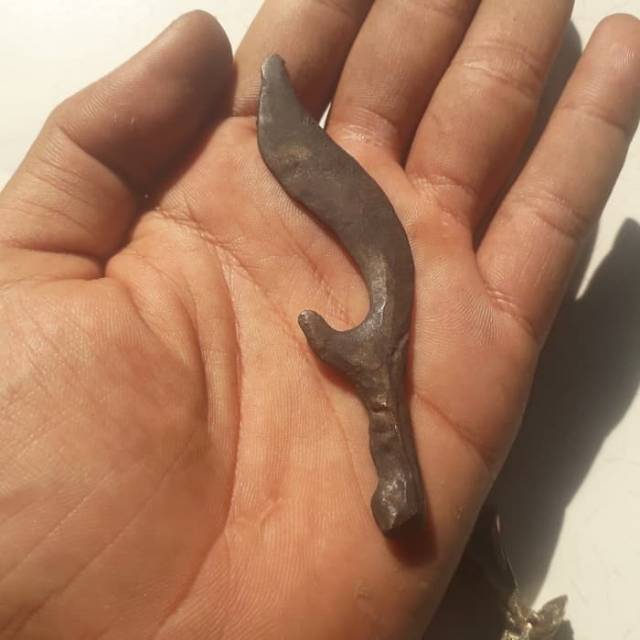 Kujang kuningan hitam