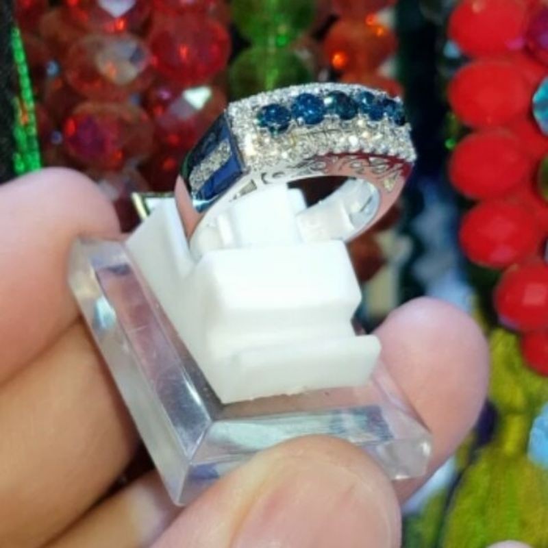 cincin emas dan berlian biru dan putih