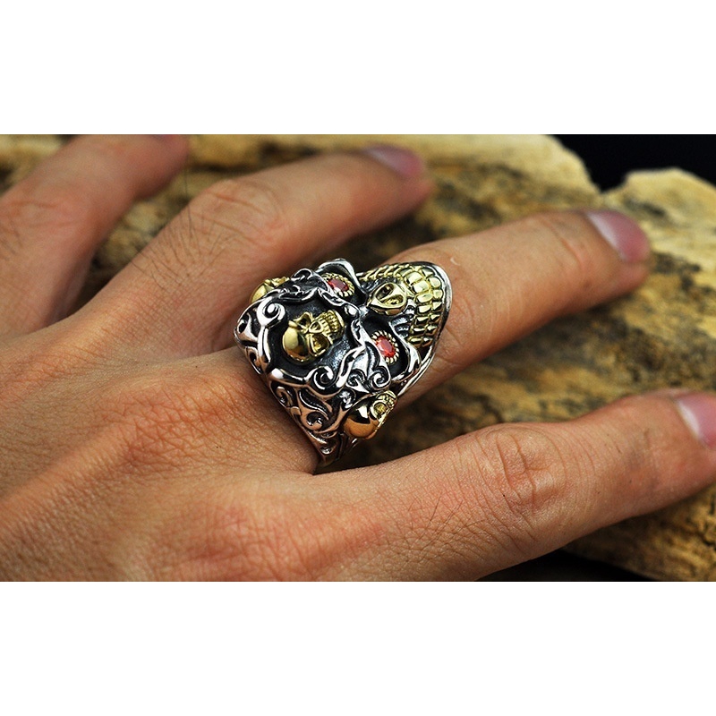 Cincin Motif Kepala Tengkorak Bahan Stainless Steel Gaya Retro Punk untuk Pria