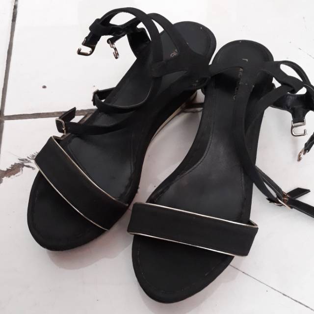 SOLD Sepatu Wedges Marie Claire
