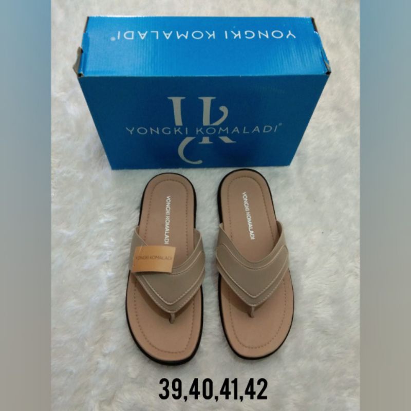 sandal yongki komaladi cowok