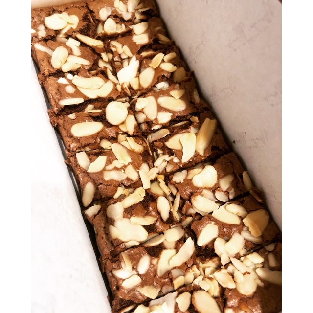 

Brownies Panggang Assorted Nut (Almond & Kenari)