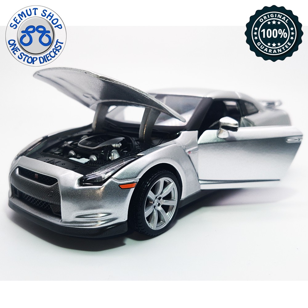 Maisto 1:24 2009 Nissan GT-R R35 Metalic Silver Miniatur Mobil Nissan GTR R35 Silver