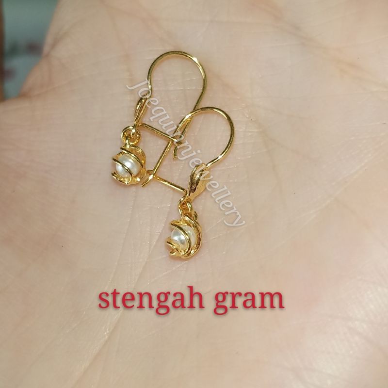 Anting mutiara kecil emas muda