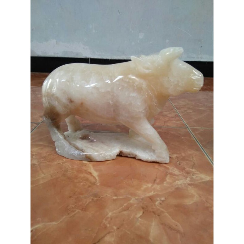 Patung sapi batu onik merah alami