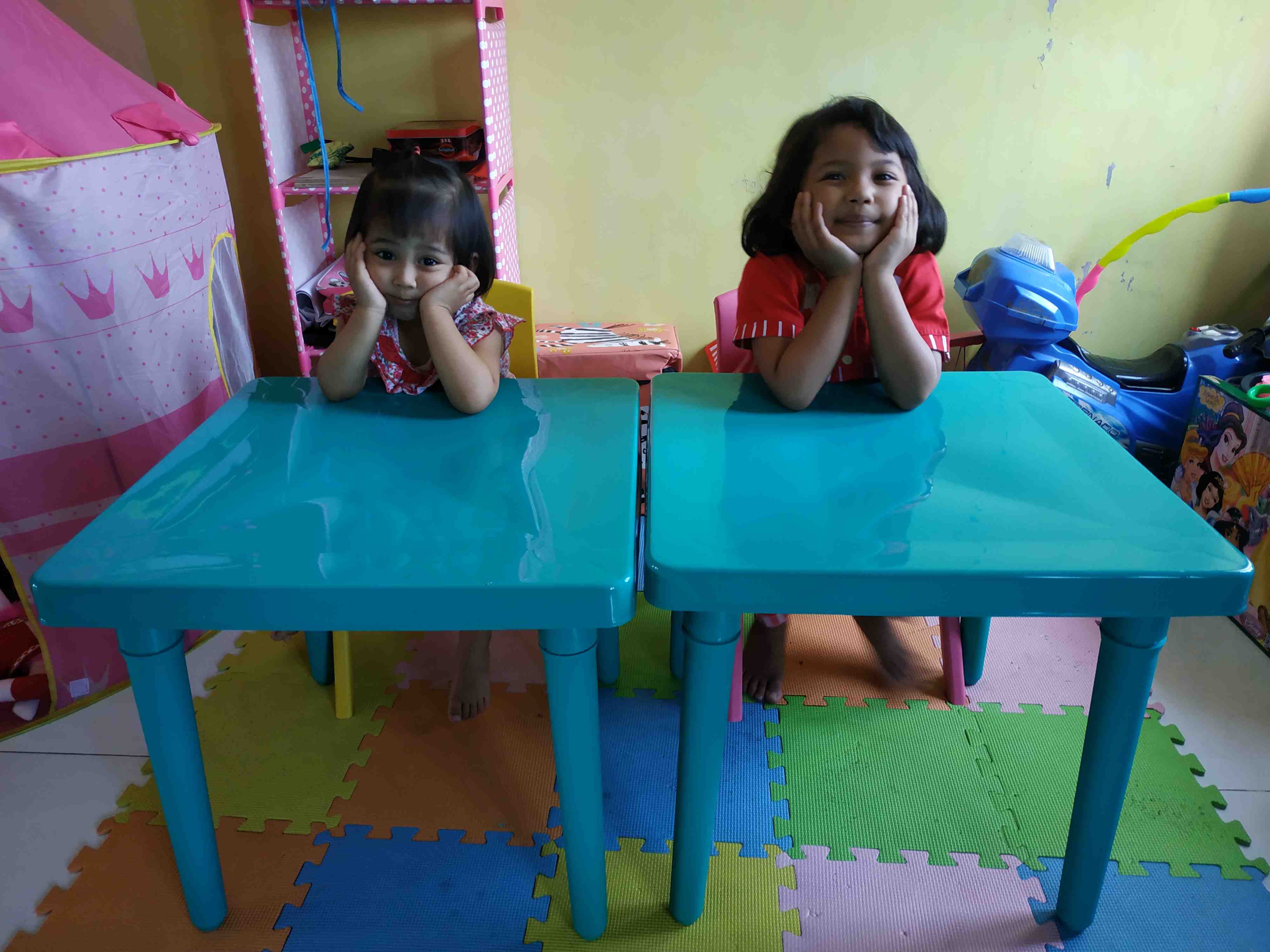 Meja belajar anak Onyx  dan 2 kursi olymplast bahan plastik 
