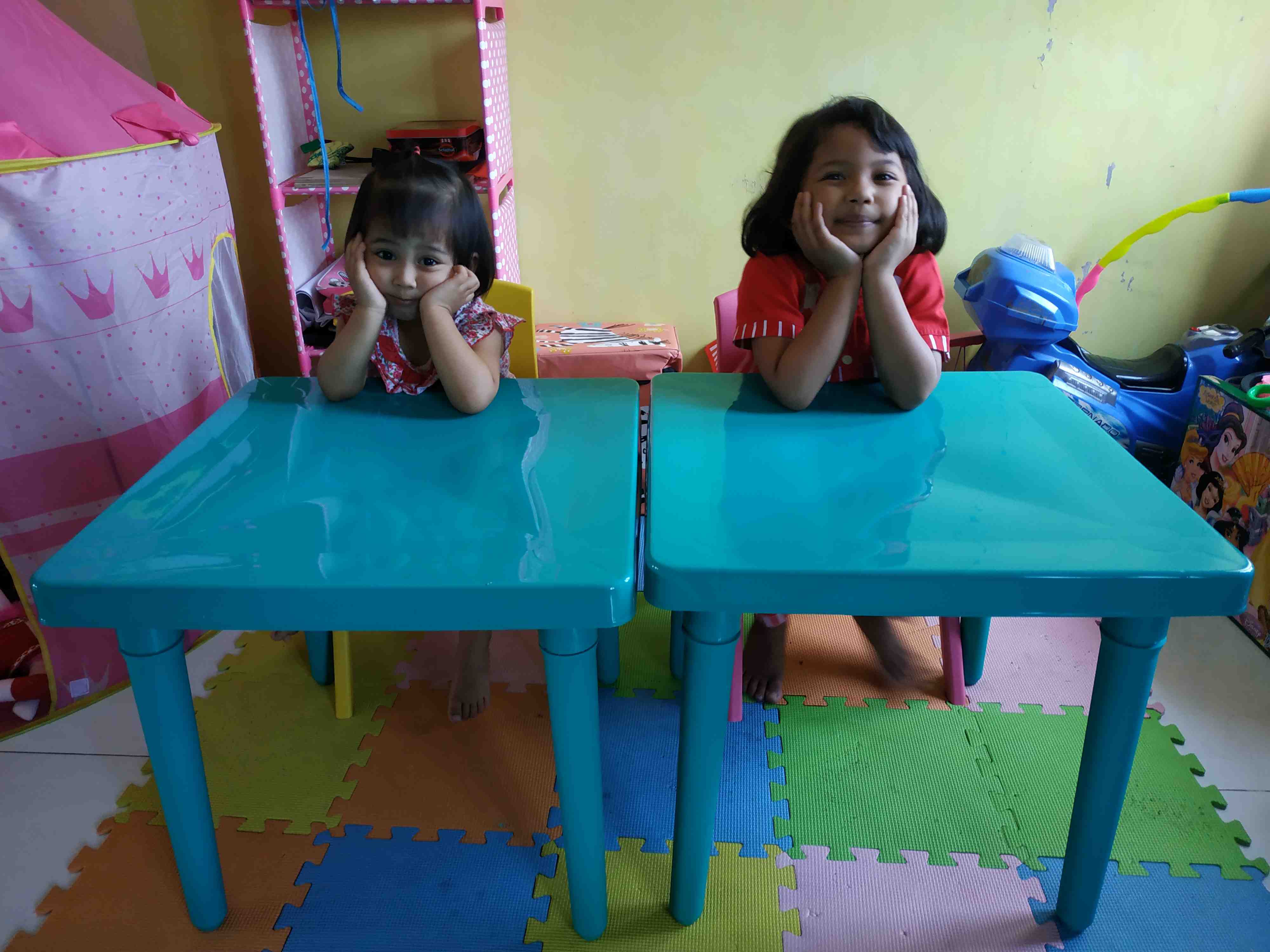  Meja  belajar  anak Onyx dan 2 kursi olymplast  bahan plastik 