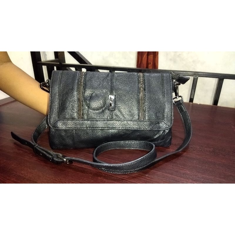 Sling Bag kulit Hitam Nicole Arbeni