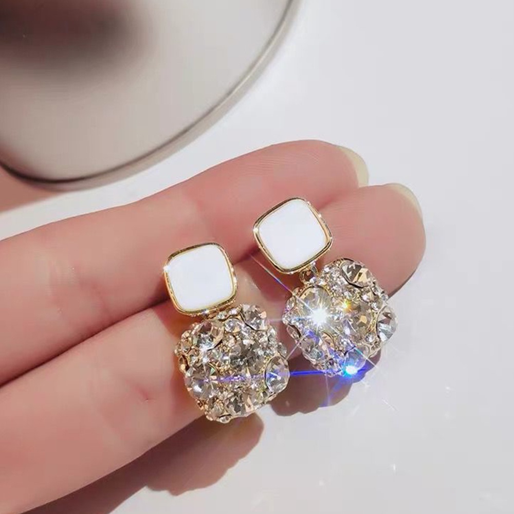 1 Pasang Anting Liontin Berlian Korea Desain Premium untuk Wanita