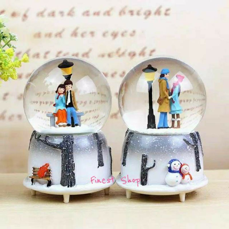 Kotak Musik XL Cute Korean Couple Design Winter Love Story Snowball JUMBO Music Box Kado Pernikahan Pasangan Hadiah Pacar Valentine Romantis Gift Birthday Wedding Anniversary Surprise Hampers Bola Kristal Salju Snowglobe Waterball Bola Kaca Air Unik