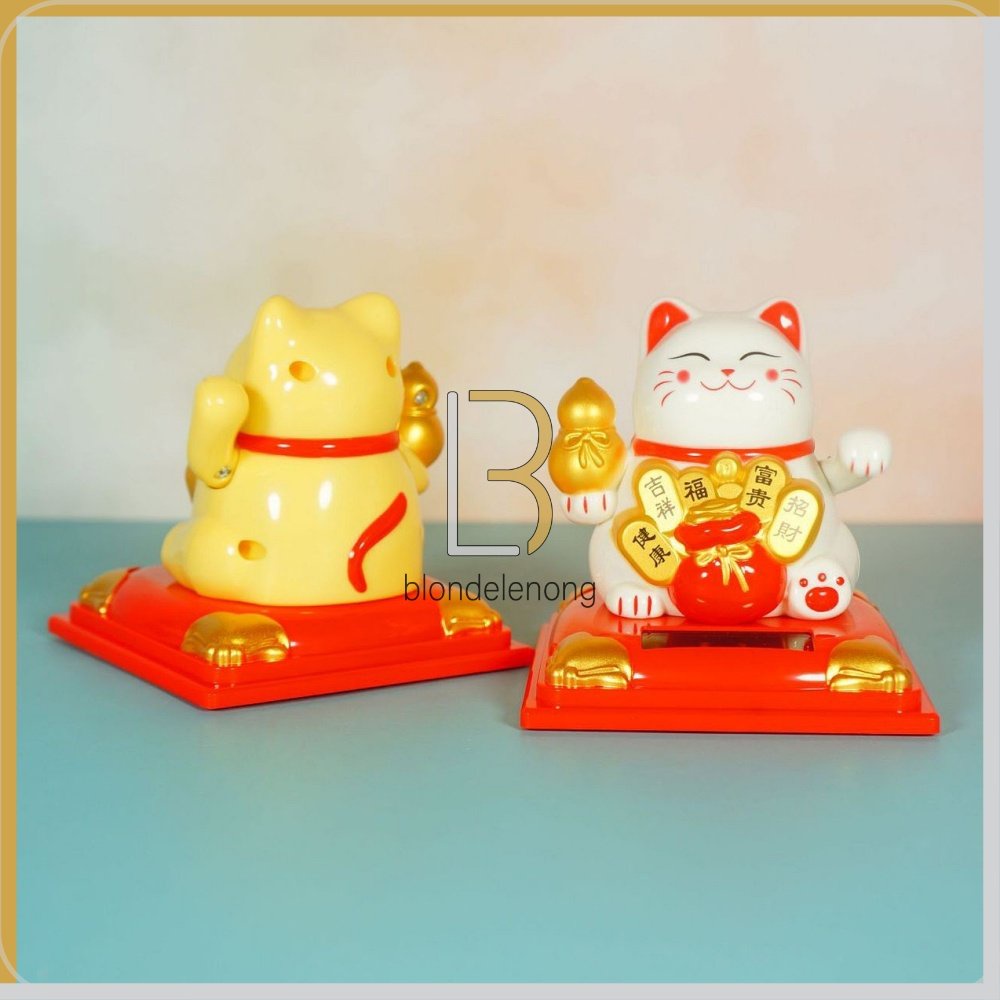 Patung Pajangan Boneka Hiasan Kucing Panggil Hoki Lucky Cat Maneki Neko Maneko Neki Keberuntungan Rejeki China Cina Jepang Tangan Goyang Gerak Solar Cell Cahaya Sinar Tanpa Baterai Batrai Batre Dashboard Mobil Meja Kasir Toko Cafe Ukuran Kecil Mini Lucu