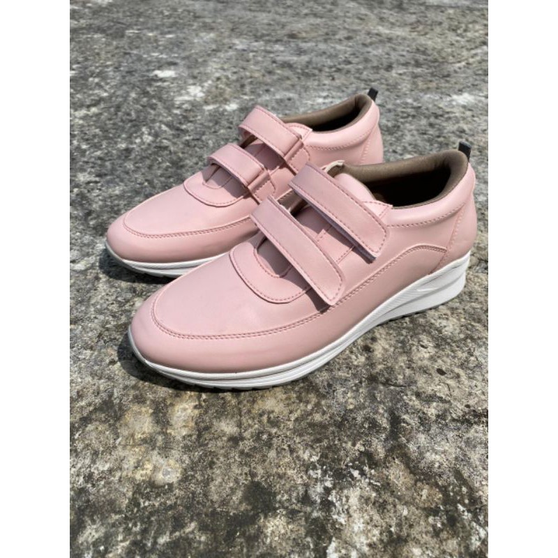 HELLENA - SEPATU WANITA SNEAKERS PUTIH PEACH IVORY TANPA TALI BEST SELLER KODE LEON SOLE RINGAN-Peach