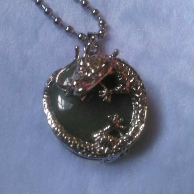 Liontin naga bulat melingkar batu giok