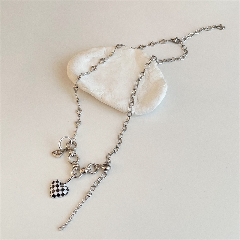 Kalung Rantai Dengan Liontin Bentuk Hati Motif Kotak-Kotak Gaya Vintage