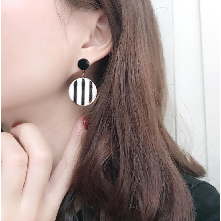 Anting-anting elegan niche pelangsing selebriti Internet yang sama style Bahasa Perancis elegan sele