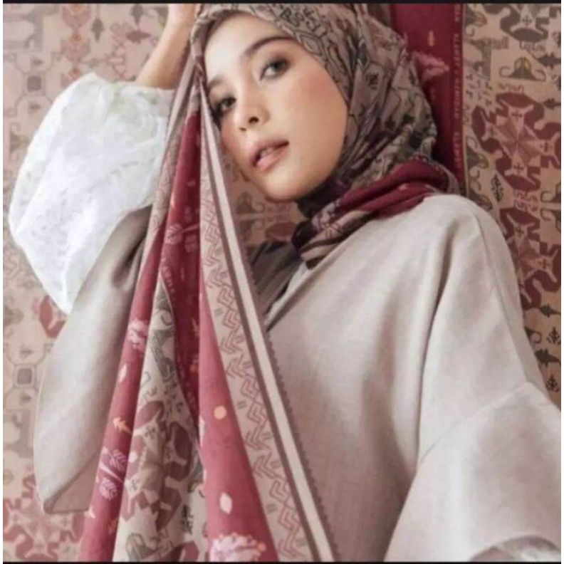 Hijab Voal Segiempat Motif Deenay Sumba Maroon/ Jilbab Voal Premium/ Kerudung Deenay Segiempat Voal 