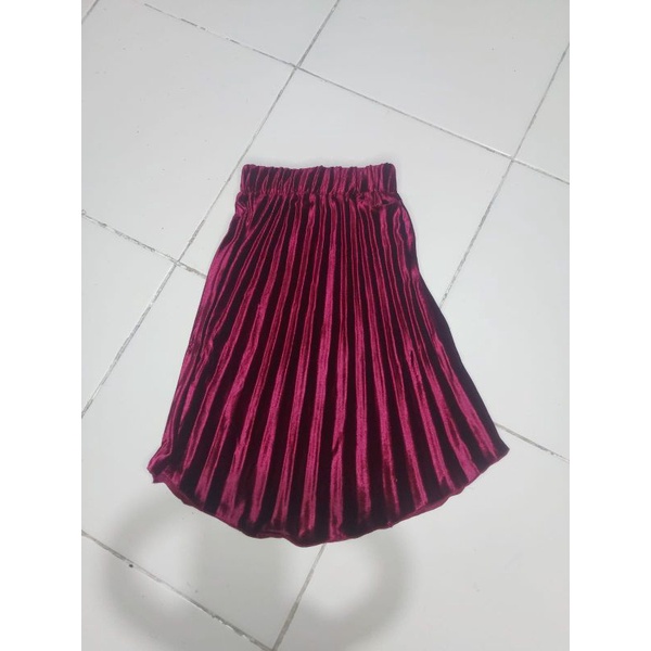 GROSIR ROK IMPORT / ROK 7/8 PLISKET BLUDRU VELVET PREMIUM  GLOSSY-MARUN 1-3 TAHUN