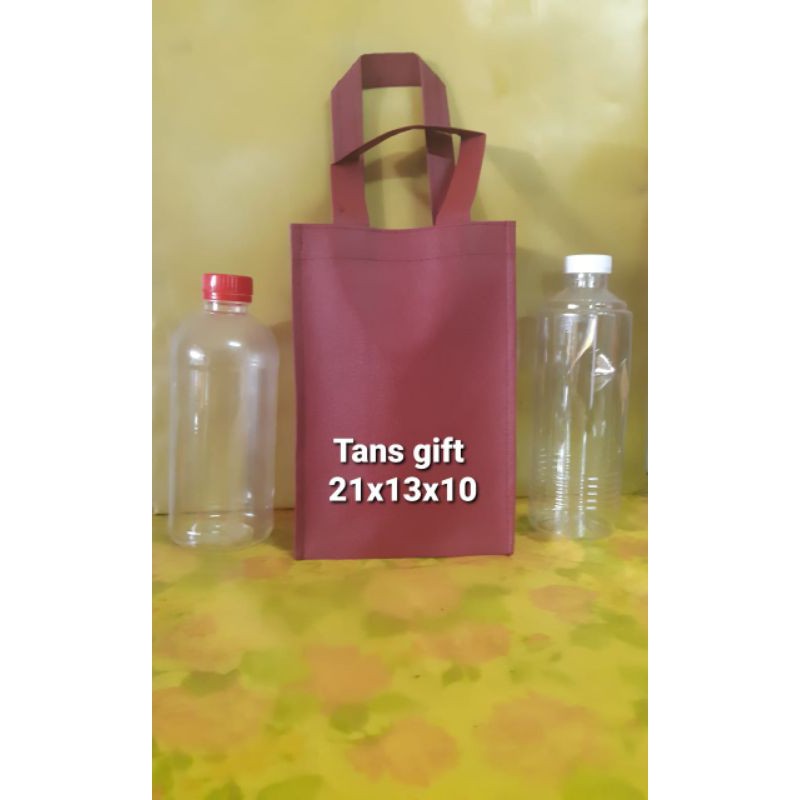 

Goody bag spunbond ukuran botol warna merah marun T.21 CM