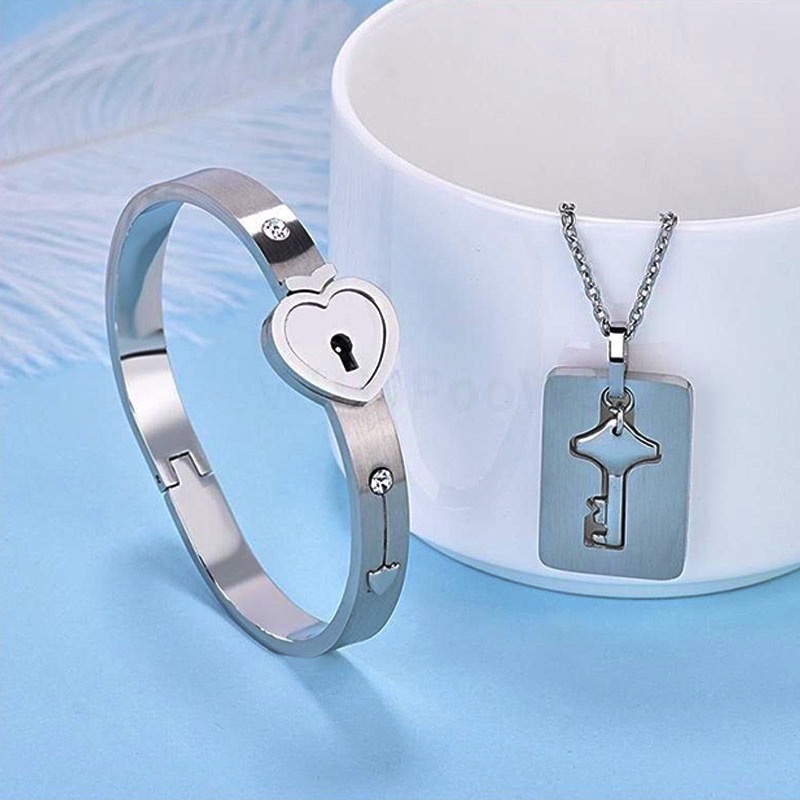 2pcs / Set Kalung Liontin Kunci Hati Bahan Stainless Steel Warna Silver