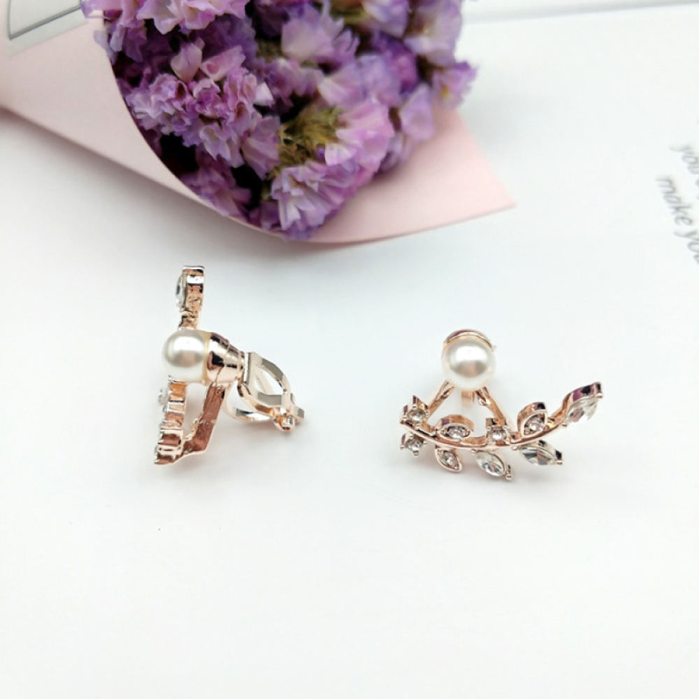 Anting Klip On Wanita Desain Daun Geometri Hias Mutiara + Berlian Imitasi Warna Gold / Silver