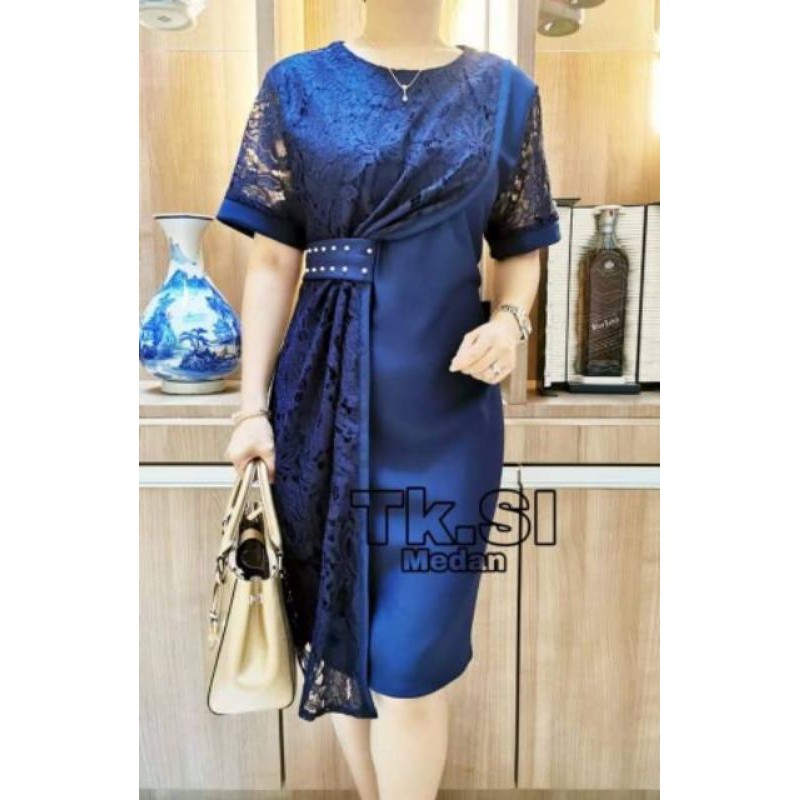 Dress party formal brokat scuba polos motif lipat samping.
