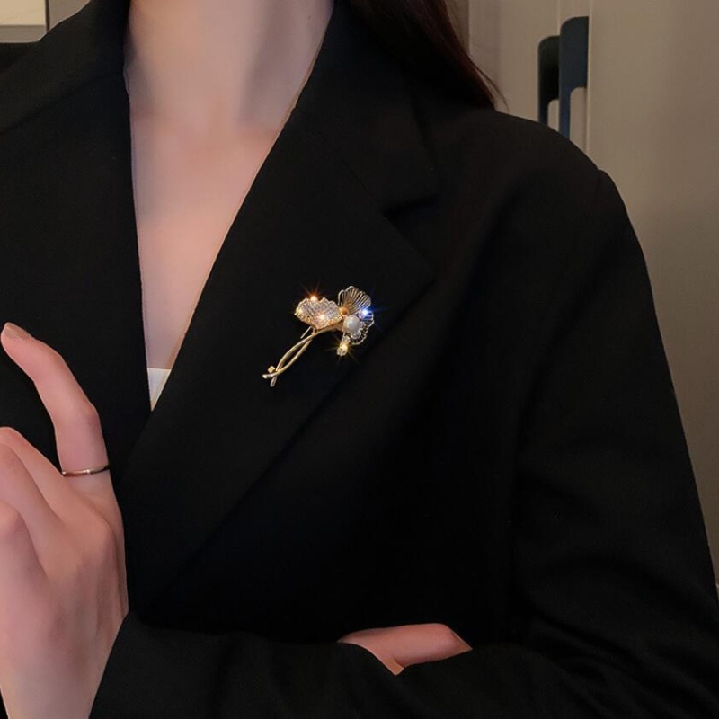 Bros Pin Bentuk Daun Maple Bahan Metal Warna Emas Aksen Mutiara Gaya Vintage