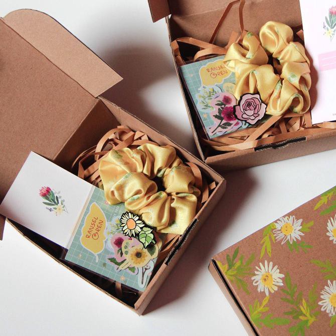 

Gift Set Box - Scrunchies + Pin + Stiker Bunga + Kartu (Hadiah Kado) Tokotaraka94