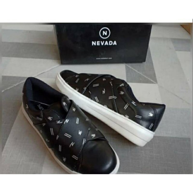Sepatu sneakers hitam Nevada branded matahari