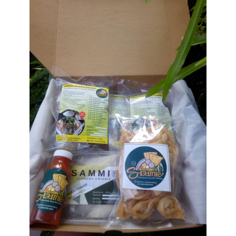 

Hampers by Sizimie - GOLD / kado / gift / oleh oleh / Handcrafted Hampers / Hampers bithday /Parcel