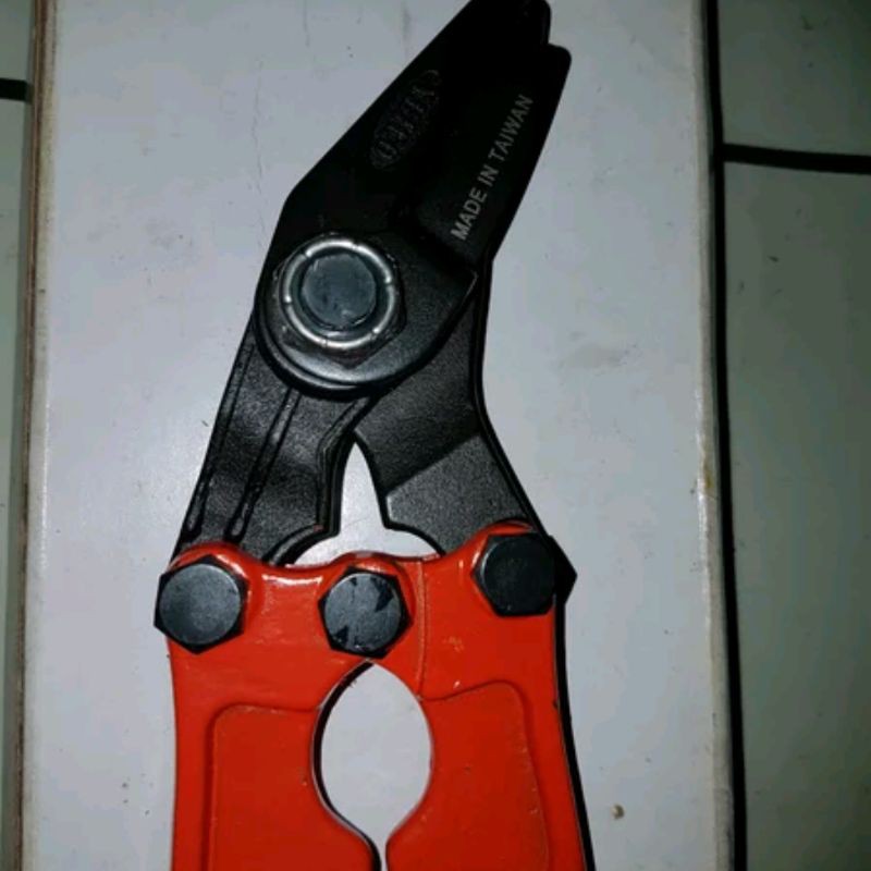 

Gunting Khusus Potong Plat Besi 18 inch Band Eyzer Strapping
