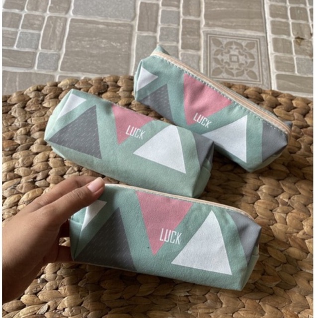 

TEMPAT PENSIL MOTIF LUCK MURAH