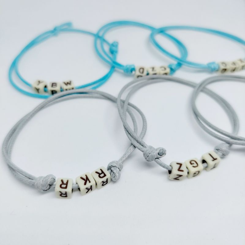 gelang huruf bahan glossy anti air